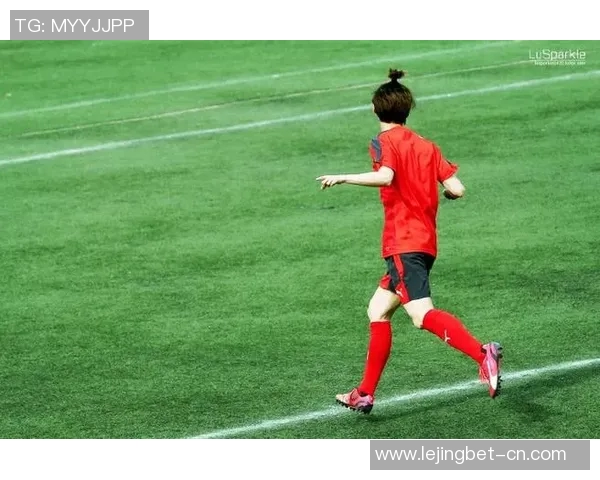 鹿晗在绿茵场上挥洒汗水踢足球的精彩瞬间漫画图片分享